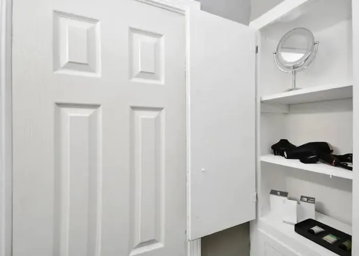 Heirs Living : Gold - Near University Of Houston & Texas State University . Free Parking . Top Floor . Pet Friendly