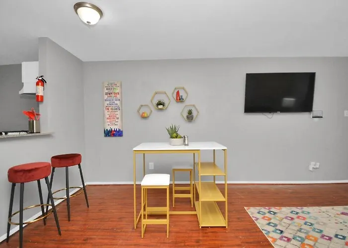 Heirs Living : Gold - Near University Of Houston & Texas State University . Free Parking . Top Floor . Pet Friendly