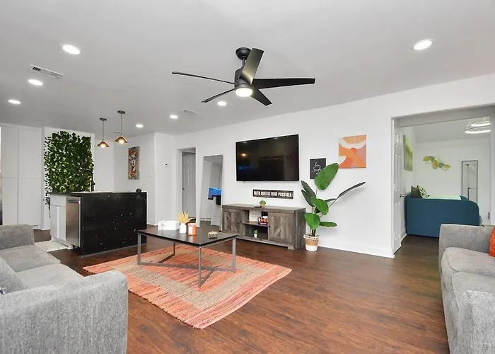 Hidden Gem Safari Home W/ Backyard Near Midtown Houston