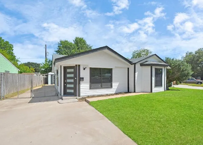 Hidden Gem Safari Home W/ Backyard Near Midtown Houston
