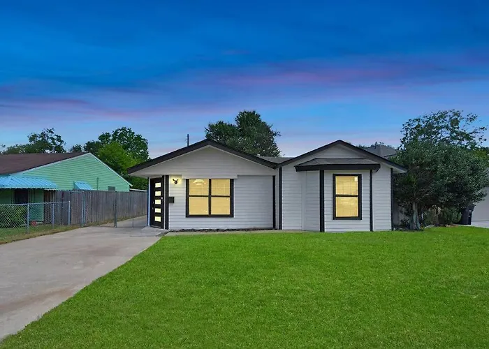 Hidden Gem Safari Home W/ Backyard Near Midtown Houston