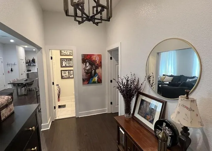Modern Two Bedroom House / Gated-Parking Downtown