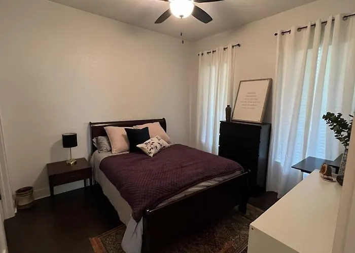 Modern Two Bedroom House / Gated-Parking Downtown