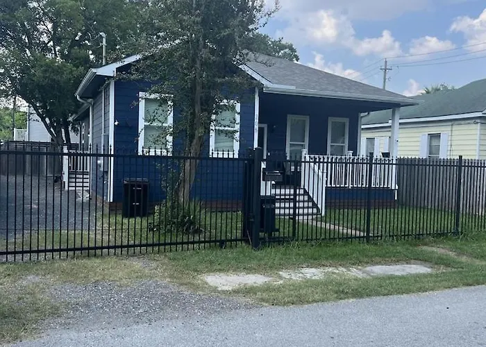 Modern Two Bedroom House / Gated-Parking Downtown
