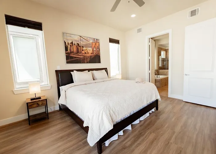 Skyline Oasis L Spacious Retreat With Proximity To Medical Center, Downtown, And Stadiums Houston