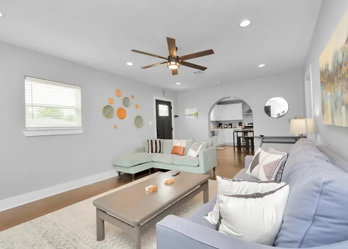 Pet friendly 3 Bd W/ Backyard Patio Near Med Center/Downtown Villa Houston