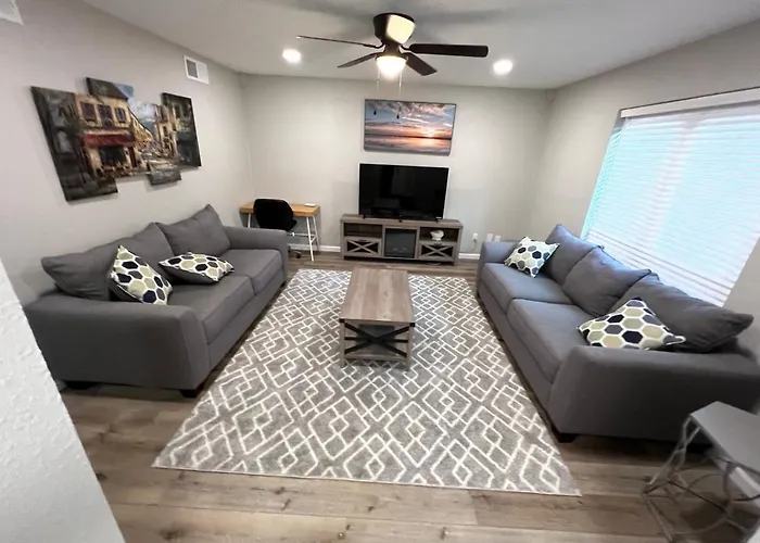 Cheerful 2 Bedroom Home 20 Minutes From Downtown