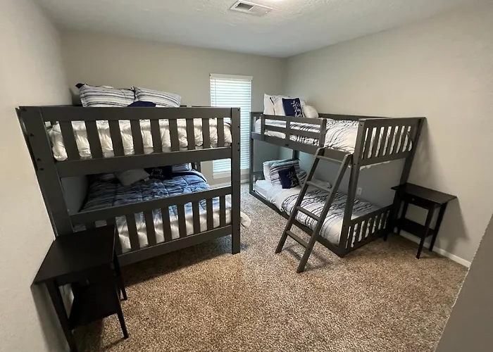 Cheerful 2 Bedroom Home 20 Minutes From Downtown