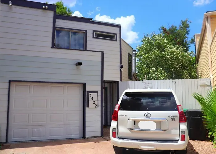 2 Bdr With Workspace & Patio In Montrose