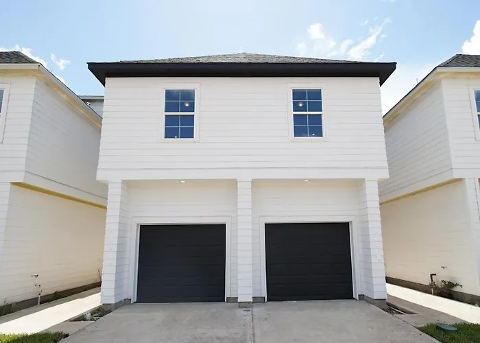 Pet friendly Luxe Three Story Duplex Near Downtown & Med Center Hotel Houston
