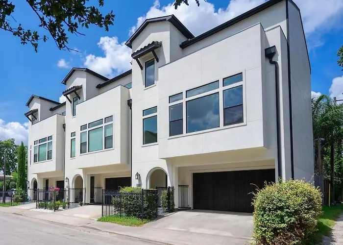 Beautiful Upscale Home Near Everything!