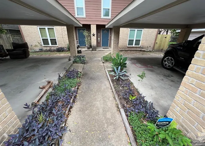 Cheerful 2 Bedroom Home 20 Minutes From Downtown