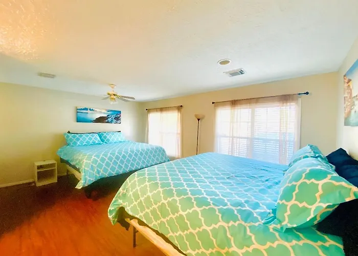 Spacious, King Beds, 30 Mins From Beach, Sparkling Pool Houston with Pool