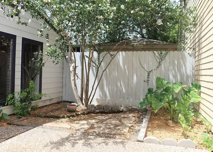 2 Bdr With Workspace & Patio In Montrose