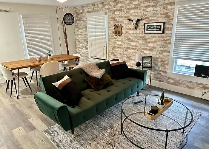 Urban Cowboy Retreat-Sleeps 8 Plus