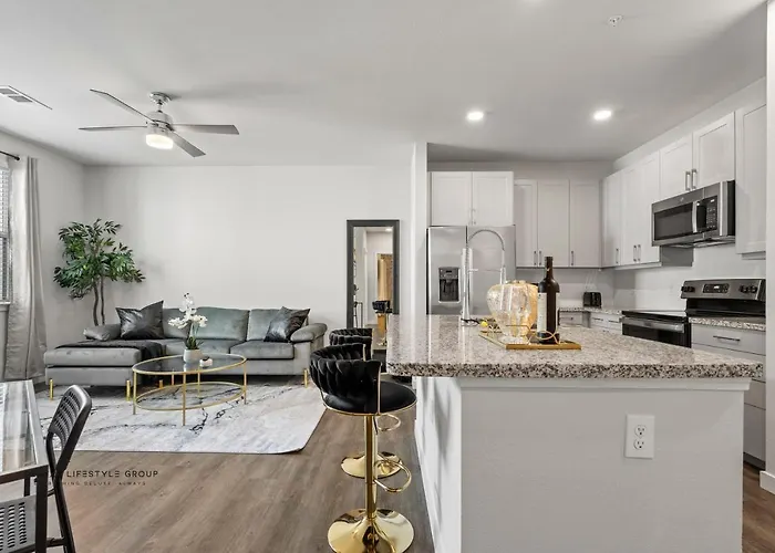 Uptown Houston Luxury King Suite With Spa Amenities, Pool And Free Parking