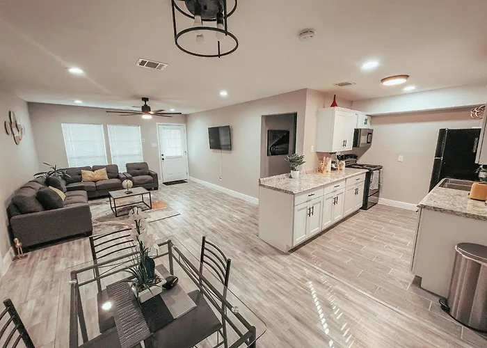 Modern Single Family Home, 4Beds, 2Baths.Sleeps 7. Houston