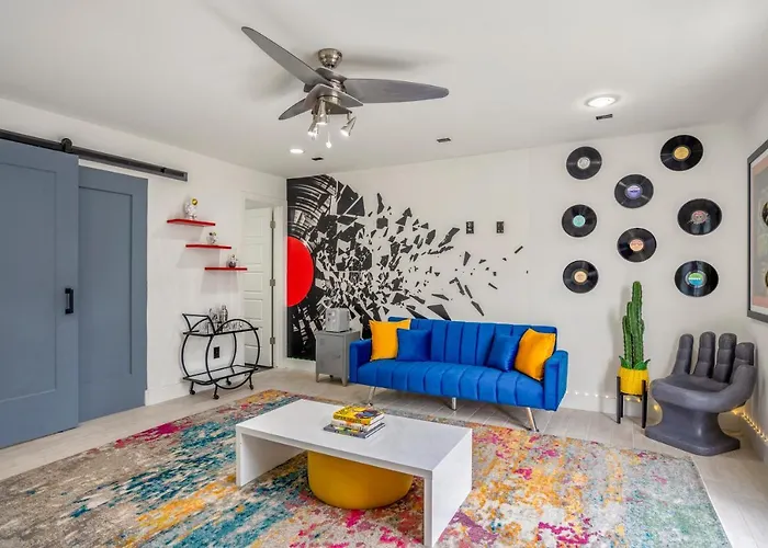 Stylish Urban Retreat In Eclectic Montrose