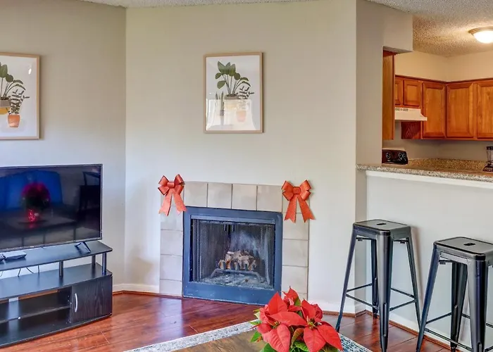 Lovely 2 Bedroom, 1 Bath Condo With Pools And Gym. Houston with Pool