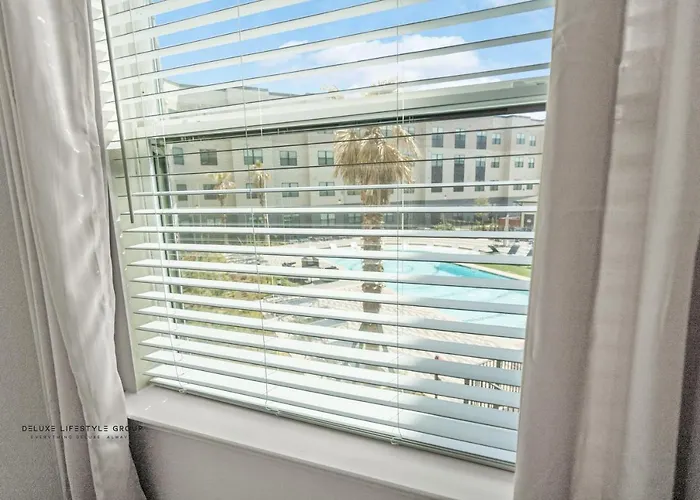 Uptown Houston Luxury King Suite With Spa Amenities, Pool And Free Parking