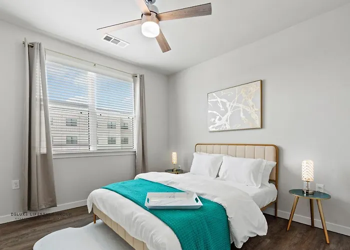 Uptown Houston Modern Queen Suite With Spa Amenities, Pool And Free Parking