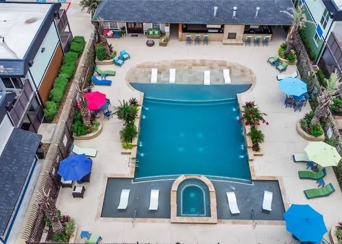 Luxury Central Houston Apt Outdoor Grill & Pool
