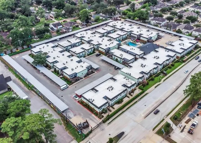 Luxury Central Houston Apt Outdoor Grill & Pool