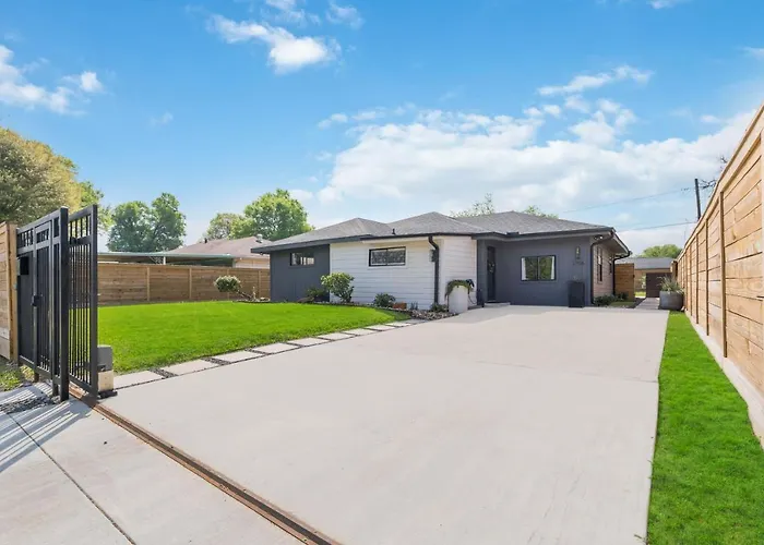 The Gated Modern Home Near Nrg And Medical Center