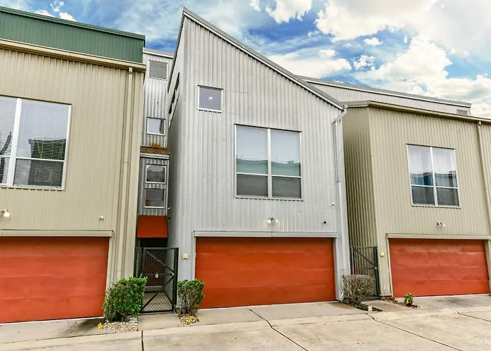Modern Houston Townhome With Balcony 5 Mi To Dtwn!