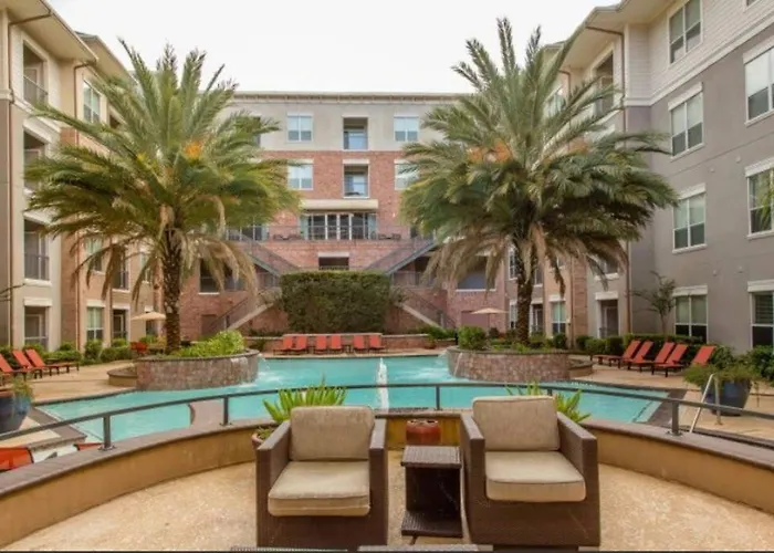 *Luxury 2 Bdrm Unit* Pool View* Amenities.