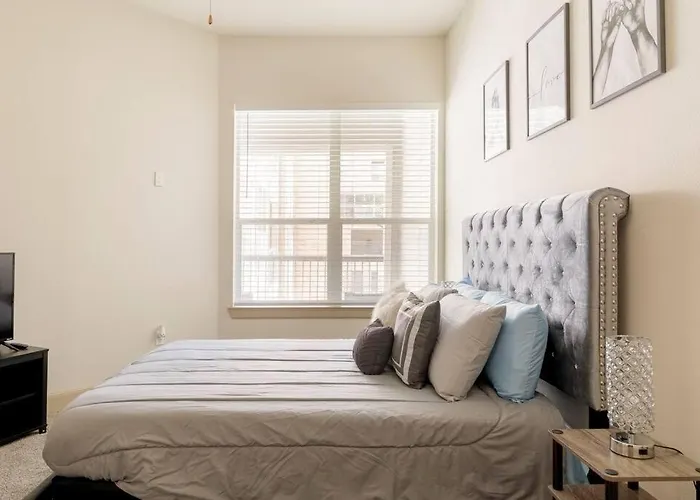 *Luxury 2 Bdrm Unit* Pool View* Amenities.