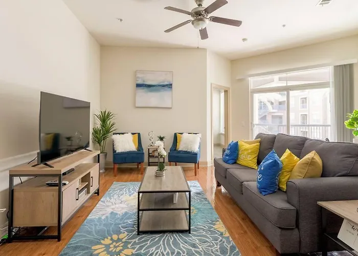 *Luxury 2 Bdrm Unit* Pool View* Amenities.