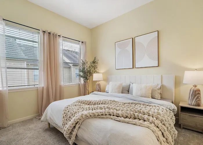 Gorgeous Townhome Next To Downtown
