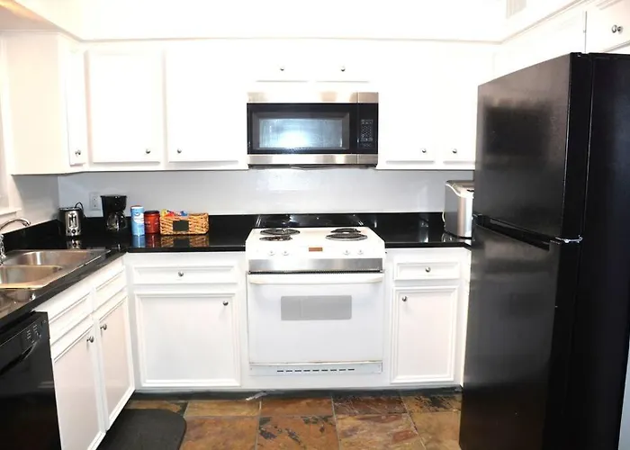 Exquisite Urban Townhouse In Montrose