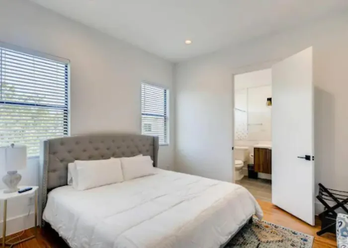 Two Identical 4 Story Homes Near Downtown With 8 Bdrms