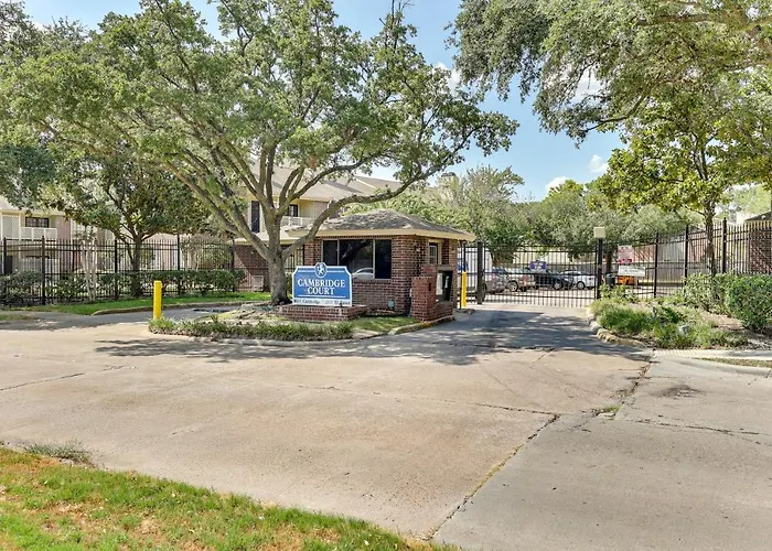 Houston Rental In Gated Community With Pool Access!
