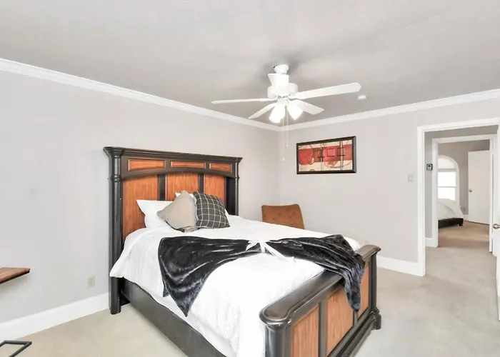 Contemporary Master Queen Suite Houston