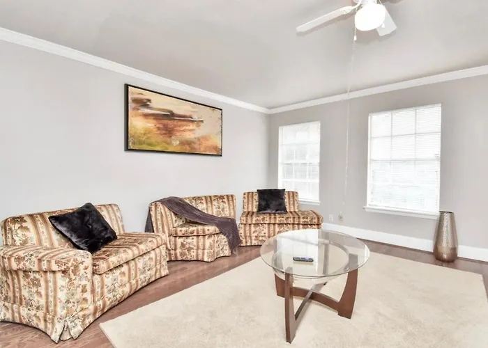 Contemporary Master Queen Suite Houston