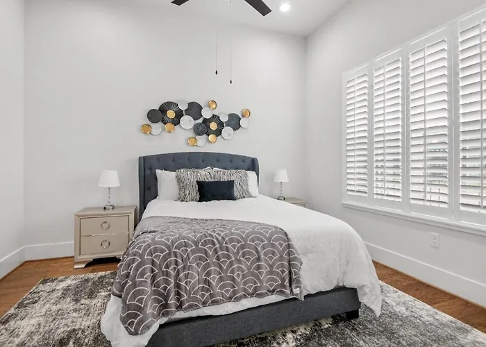 Lux Living - East Downtown Rooftop With Private Chef & King Suite