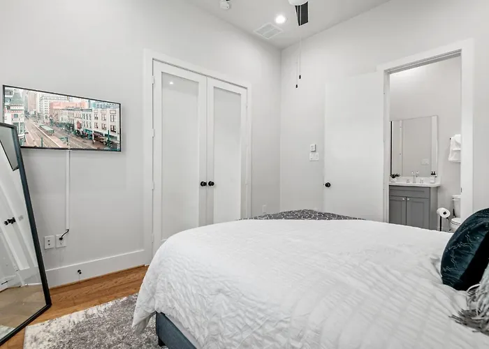 Lux Living - East Downtown Rooftop With Private Chef & King Suite