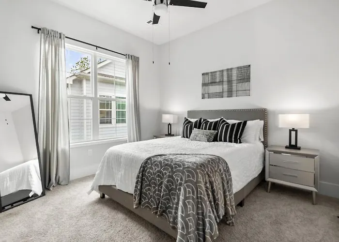 Lux Living - East Downtown Rooftop With Private Chef & King Suite