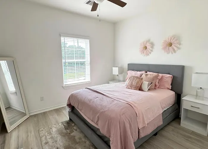 Pet friendly Luxe Three Story Duplex Near Downtown & Med Center Hotel Houston