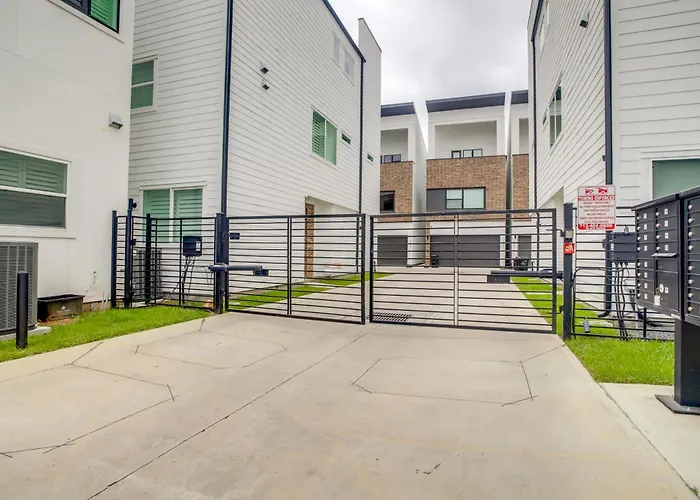 Inviting H-Town Home Near Shops And Golf Courses! Houston