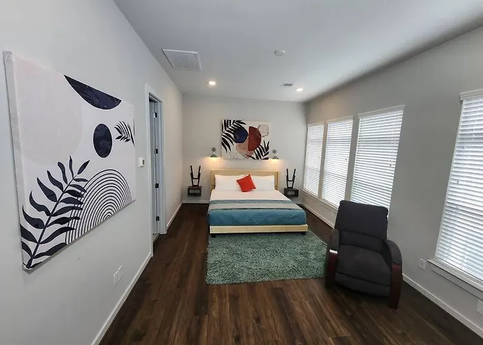 Galleria Premium 3 Story Home Sleeps 8