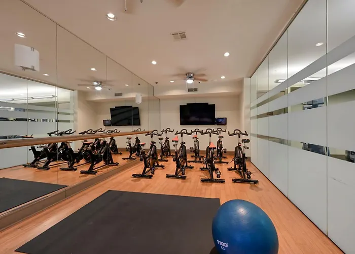 Central Houston Stay - Walk To Nrg Stadium, Relax By The Pool, And More!