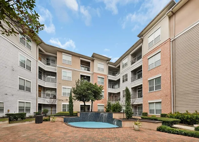 Central Houston Stay - Walk To Nrg Stadium, Relax By The Pool, And More!