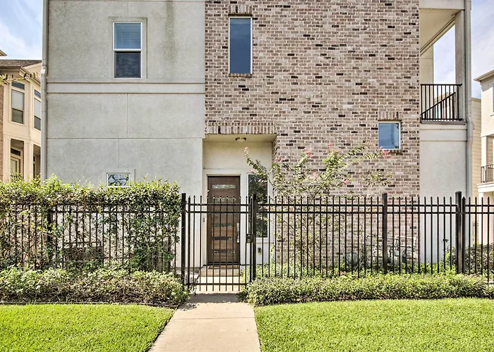3-Story Home Near Museums, Nightlife And Downtown!