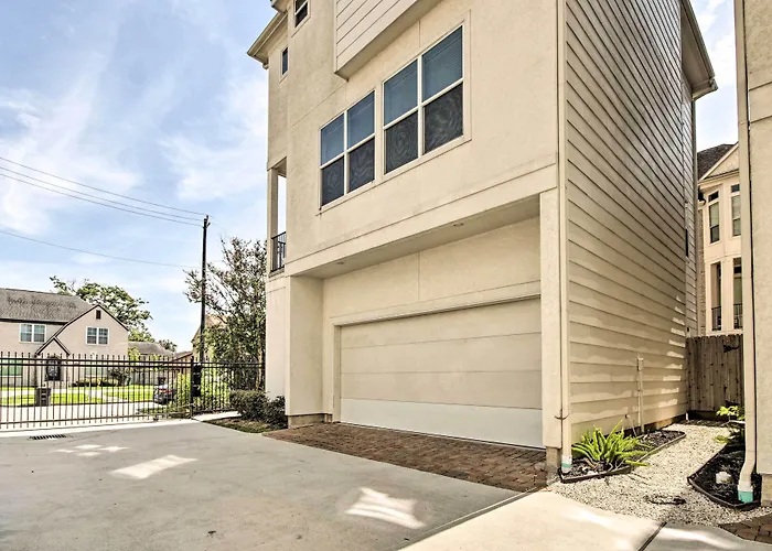 3-Story Home Near Museums, Nightlife And Downtown!