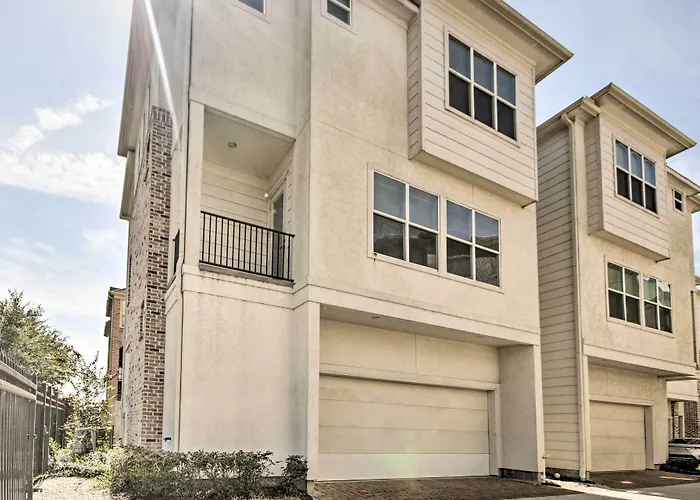 3-Story Home Near Museums, Nightlife And Downtown!