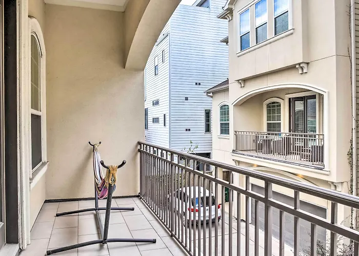 Pet-Friendly Houston Townhome, 6 Mi To Dtwn!